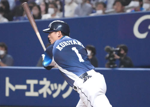 5月26日、中日戦で中前打を放つ栗山