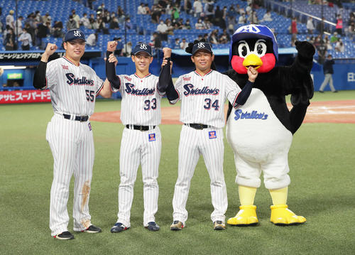 ヤクルト　左から村上宗隆、内山壮真、田口麗斗（2022年5月24日）