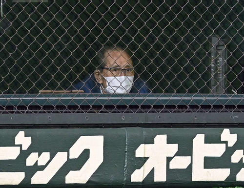 巨人対ソフトバンク　観戦するソフトバンク王会長（撮影・たえ見朱実）