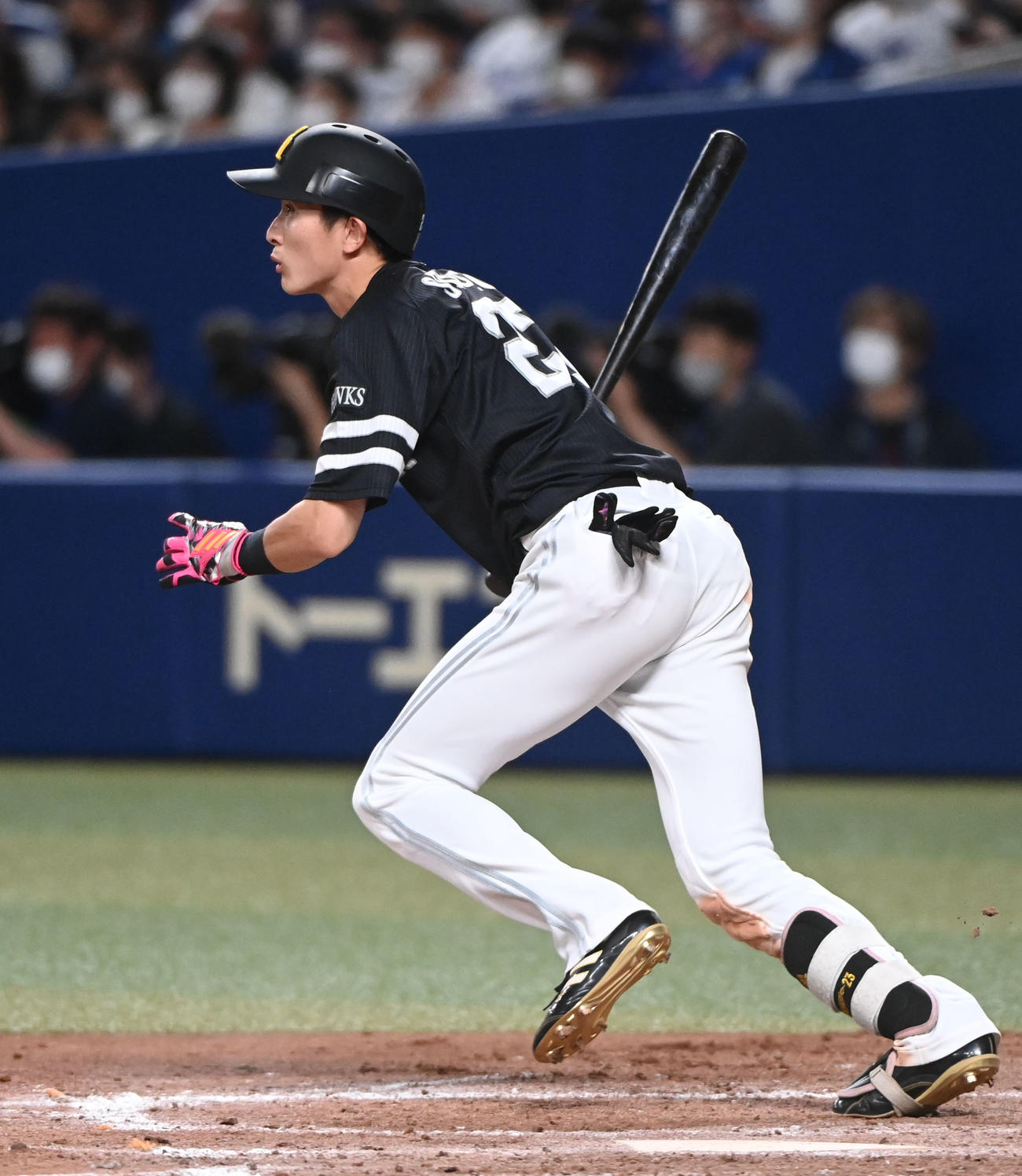 中日対ソフトバンク　8回表ソフトバンク2死、中前安打を放つ周東（撮影・森本幸一）