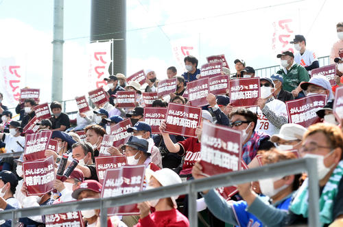 「がんばろう東北　陸前高田」と記されたボードを掲げて応援する観客（2022年6月4日撮影）
