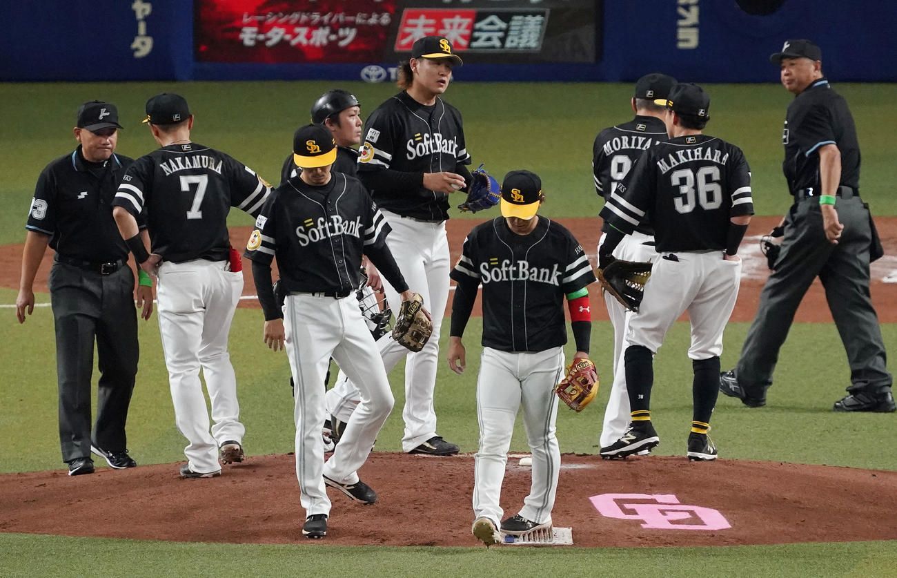 中日対ソフトバンク　1回裏中日2死一塁、杉山（中央）はナインの激励を受けるナイン（撮影・森本幸一）