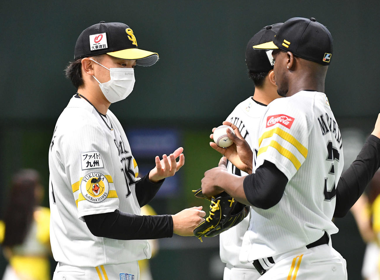 ソフトバンク対阪神　阪神に勝利し、モイネロ（右）からウイニングボールを受け取る東浜（撮影・岩下翔太）