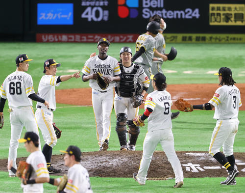 ソフトバンク対阪神　阪神に勝利しハイタッチをかわすソフトバンクナイン（撮影・梅根麻紀）