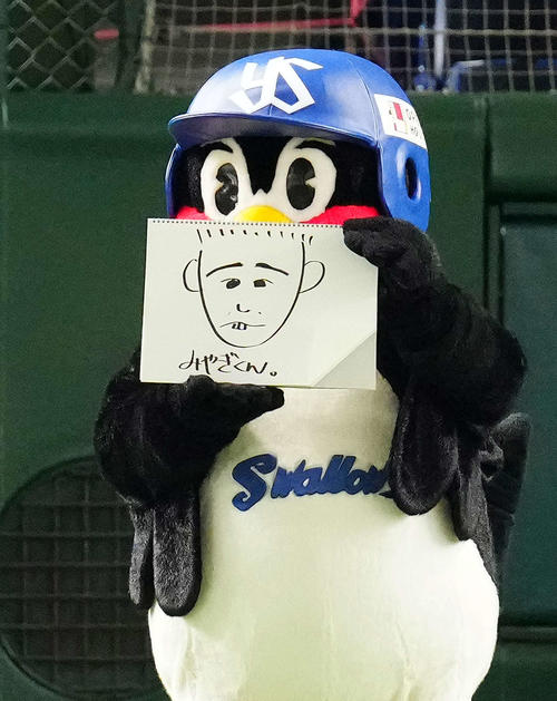 ヤクルト対オリックス　試合前、フリップ芸でオリックス宮城の似顔絵を披露する、つば九郎（2021年11月25日撮影）