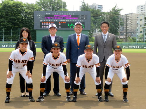 府中市民球場で行われた協定締結式に出席した前列左から巨人女子野球チームの島野愛友利、金満梨々那、吉安清、山下陽夏。後列左から全日本女子野球連盟の山田博子代表理事、高野律雄府中市長、巨人今村司球団社長、宮本和知球団社長付女子野球アドバイザー（撮影・三須一紀）