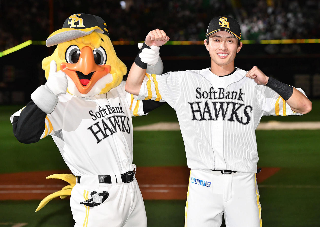 ソフトバンク対楽天　延長10回にサヨナラ本塁打を放った周東はハリーホークと笑顔でガッツポーズ（撮影・岩下翔太）