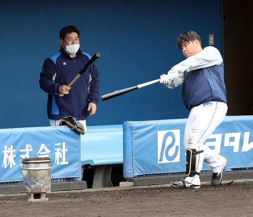 居残り特打する渡部（右）に打撃指導する中村（2022年2月9日撮影）