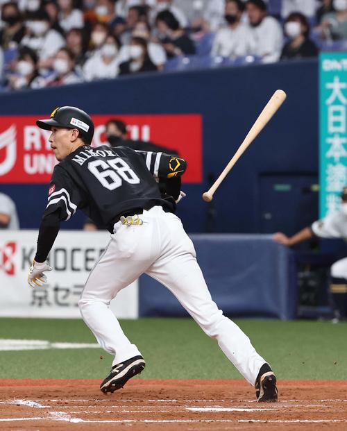 オリックス対ソフトバンク 3回表ソフトバンク1死二塁、三森は左前に先制適時打を放つ(撮影・上田博志)