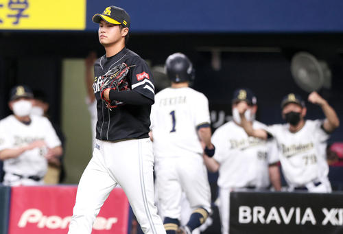 7回裏オリックス1死三塁、甲斐野（手前）は宗に左犠飛を打たれ追加点を奪われる（撮影・上山淳一）