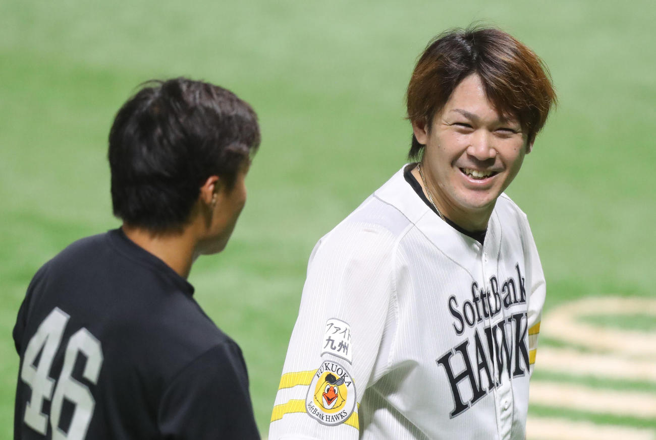 笑顔で話をする川原田（左）と甲斐（撮影・屋方直哉）