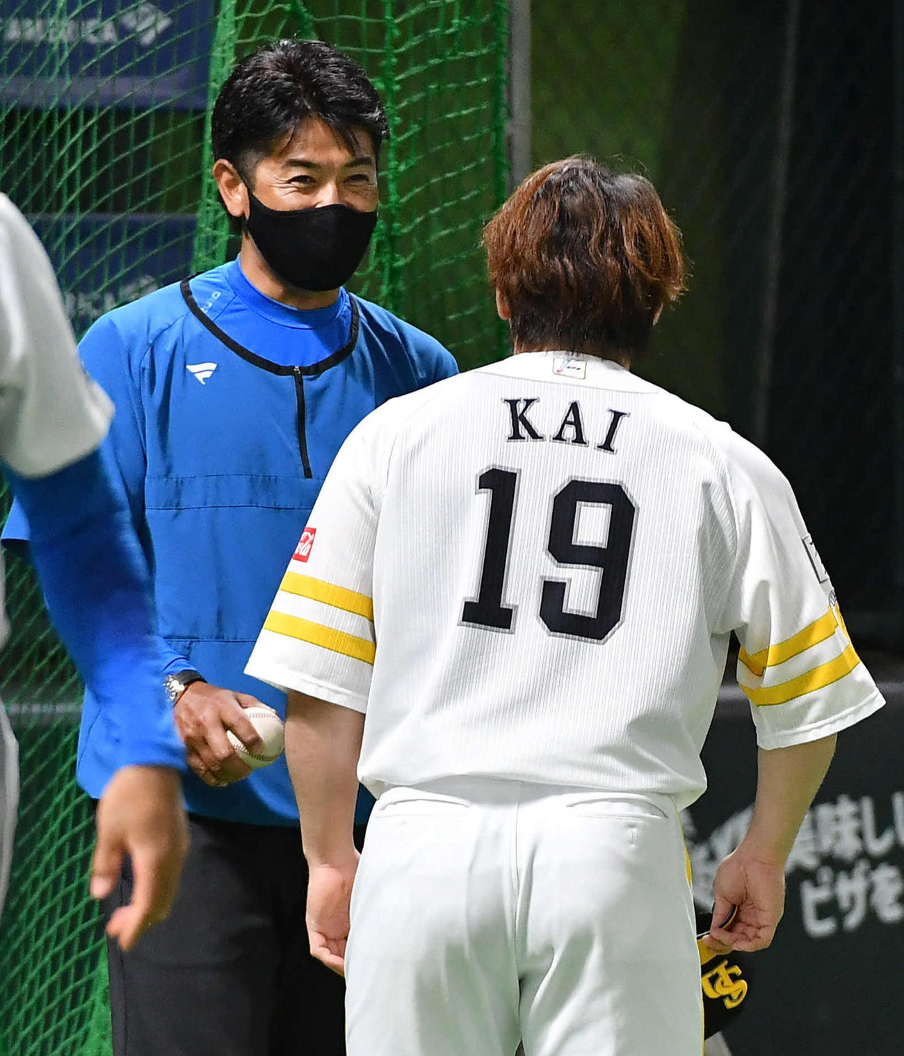 ソフトバンク甲斐（右）と談笑する日本ハム稲葉GM（撮影・岩下翔太）