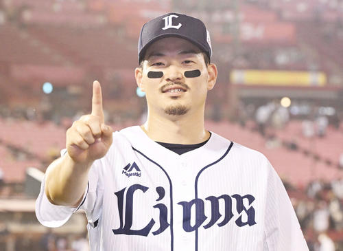 楽天対西武　試合後、今季1号の本塁打を放った西武川越は「1」のポーズをする（2022年6月24日撮影）