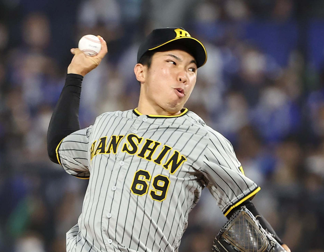 阪神5番手で登板する石井大智（撮影・上田博志）