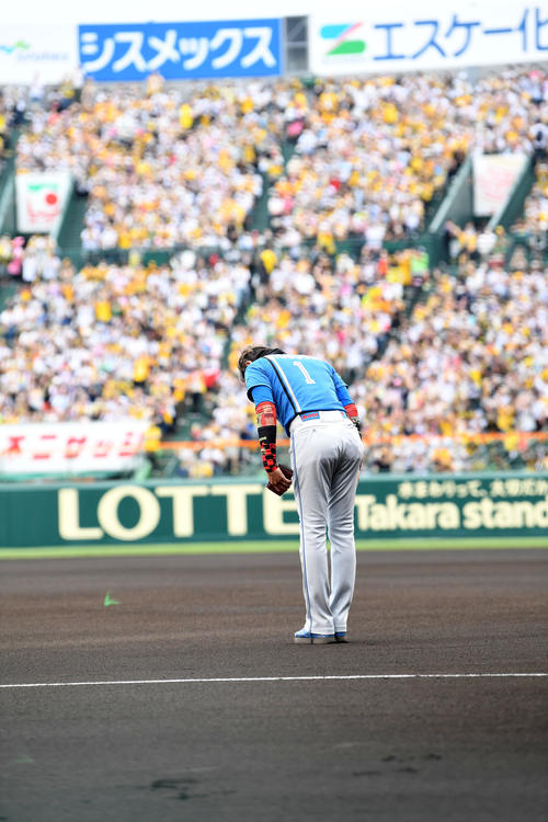 阪神対日本ハム　メンバー表交換後、甲子園のファンに一礼する新庄監督（2022年6月5日撮影）