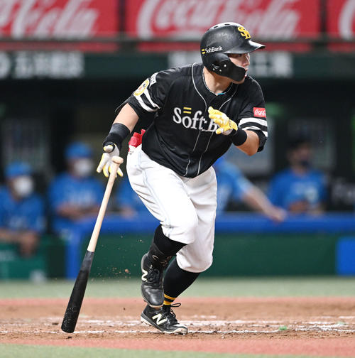 西武対ソフトバンク　9回表ソフトバンク2死二、三塁、中村晃は中前逆転2点適時打を放つ（撮影・滝沢徹郎）