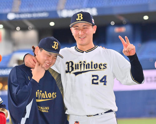 6月21日、ヒーローインタビュー後、宮城大弥（左）と並んで笑顔を見せる紅林弘太郎