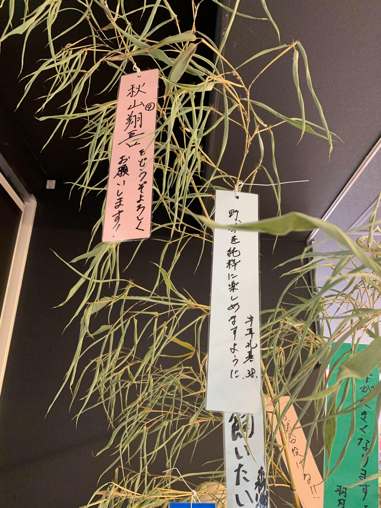 4日から球場正面グッズショップ内にて展示されている広島選手の短冊