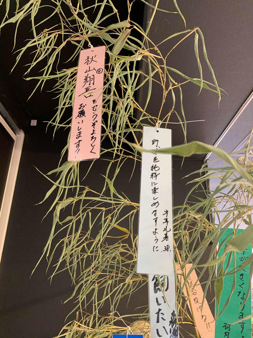 4日から球場正面グッズショップ内にて展示されている広島選手の短冊