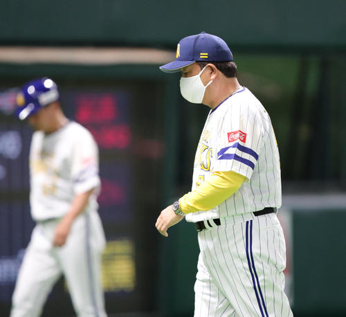 うつむき加減のソフトバンク藤本監督