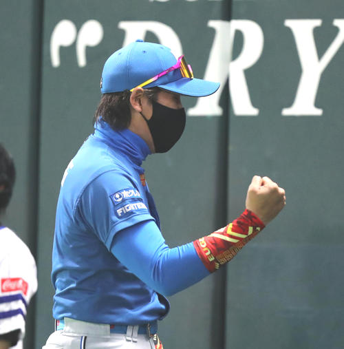 9日ソフトバンク戦の9回、野村の本塁打にガッツポーズする新庄剛志監督