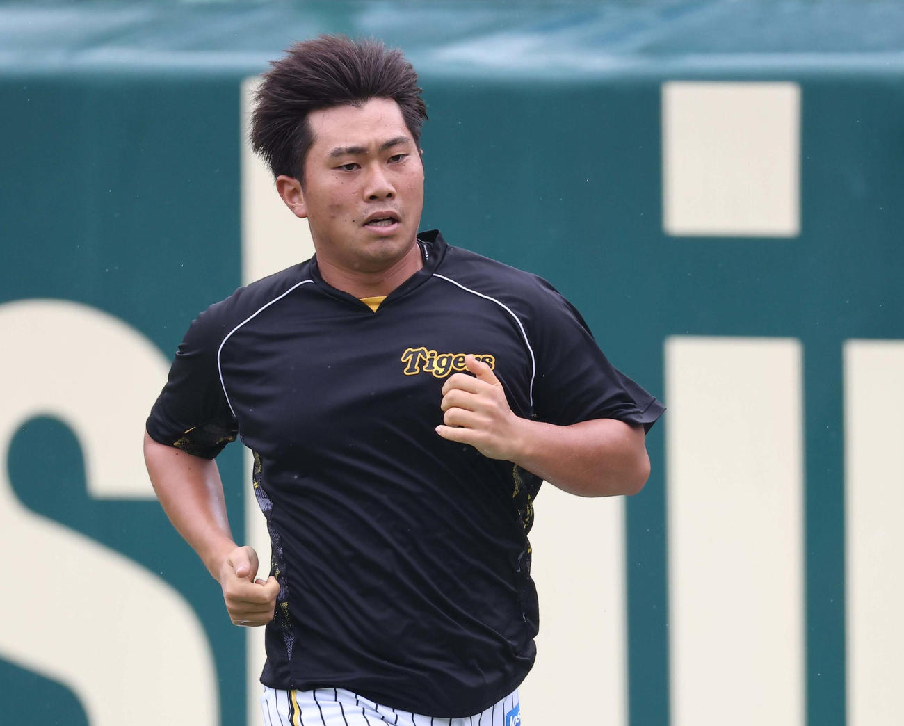外野をランニングする阪神桐敷拓馬