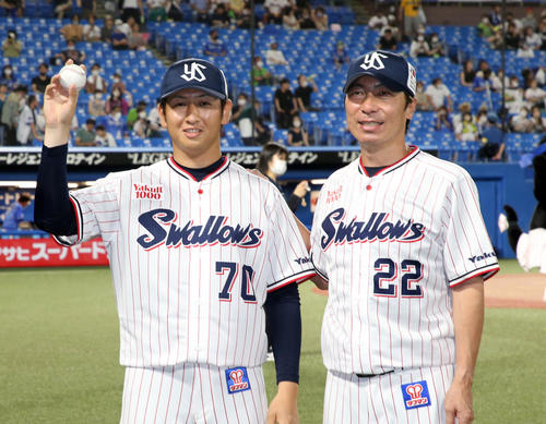 2022年7月3日DeNA戦でプロ初勝利し、笑顔を見せるヤクルト小沢（左）と高津監督