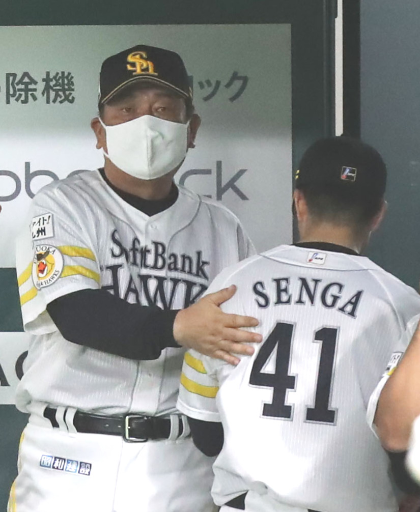 ソフトバンク対楽天　藤本監督（左）は8回まで力投した千賀をねぎらう（撮影・屋方直哉）