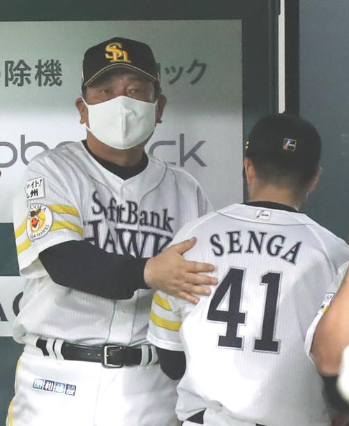 ソフトバンク対楽天　藤本監督（左）は8回まで力投した千賀をねぎらう（撮影・屋方直哉）