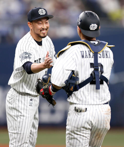 オリックス対日本ハム　試合を締めたオリックス平野佳は捕手若月とタッチを交わす（撮影・上山淳一）