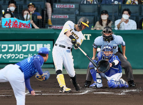 24日DeNA戦で二塁打を放つ阪神佐藤輝明