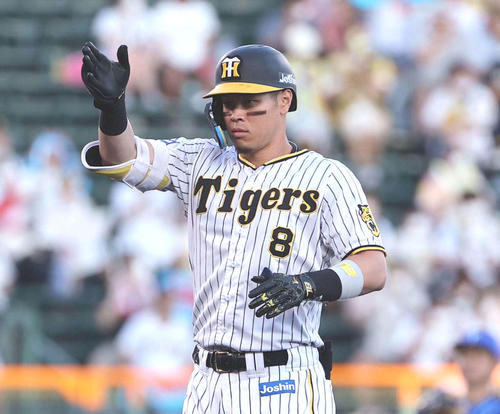 24日DeNA戦で二塁打を放った阪神佐藤輝明は二塁上で声援に応える
