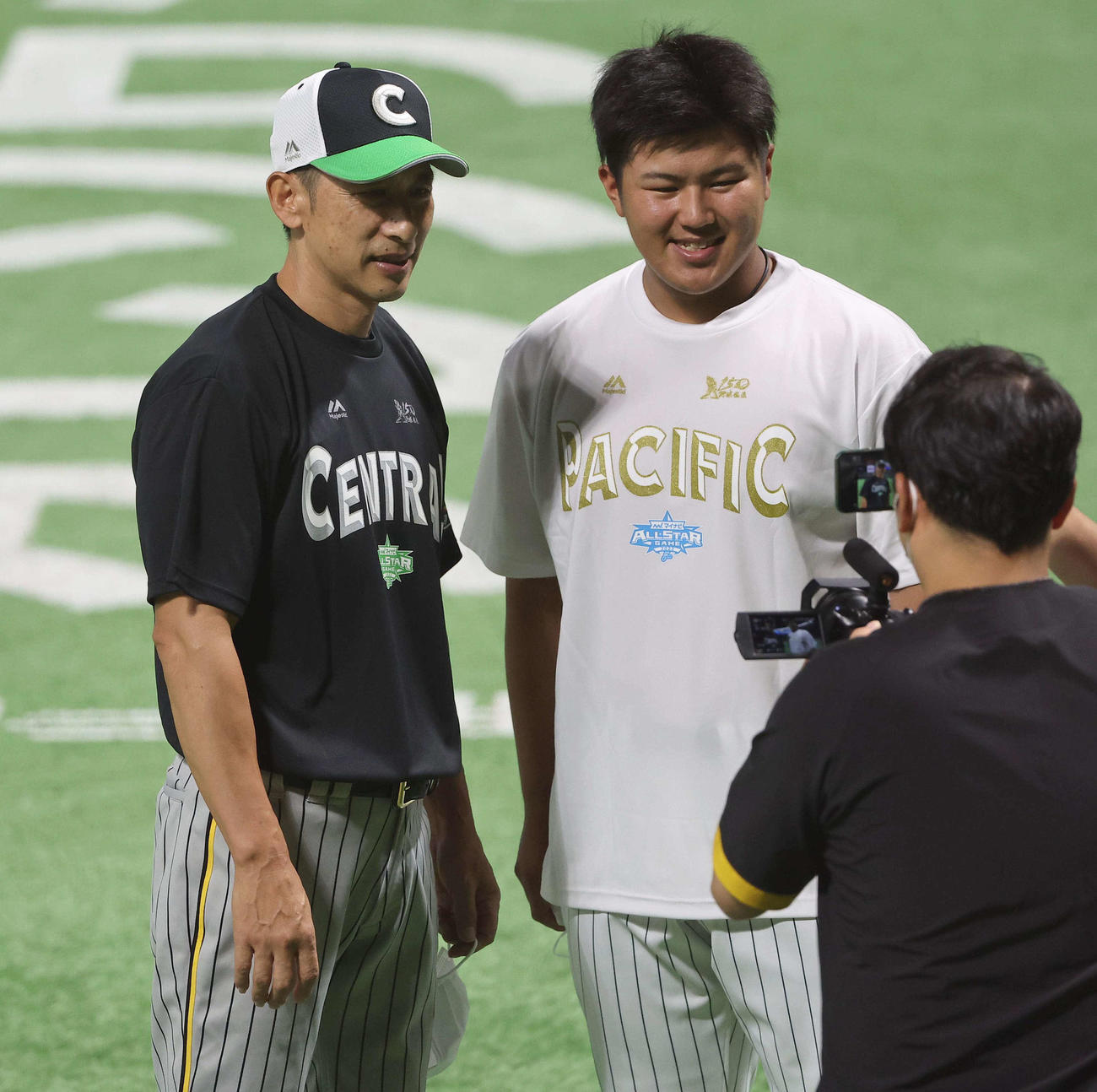全パ対全セ　松川（右）と記念撮影をする矢野監督（2022年7月26日撮影）