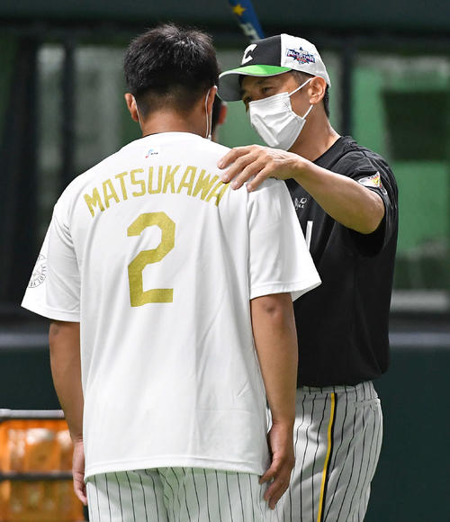 全パ対全セ　ロッテ松川（左）を激励する阪神矢野監督（2022年7月26日撮影）