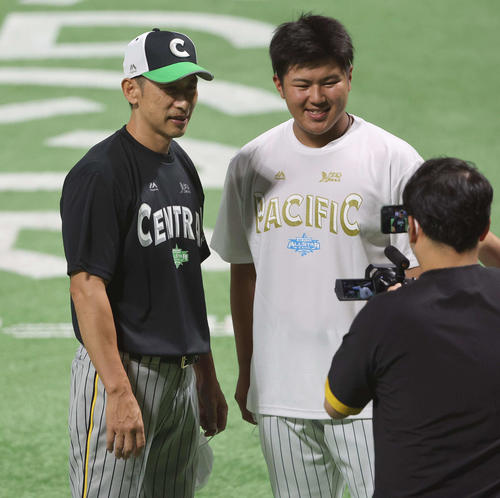 全パ対全セ　松川（右）と記念撮影をする矢野監督（2022年7月26日撮影）
