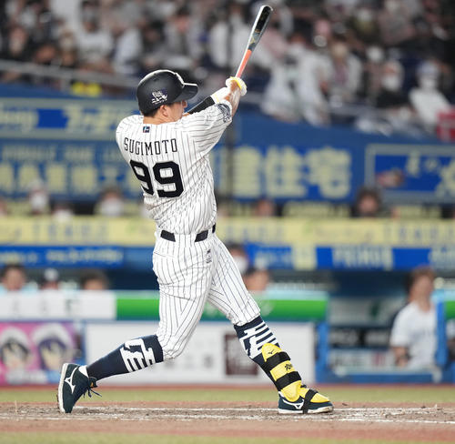 ロッテ対オリックス　9回表オリックス無死一、二塁、左越え3点本塁打を放つ杉本（撮影・鈴木みどり）