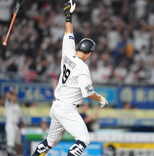 ロッテ対オリックス　9回表オリックス無死一、二塁、左越え3点本塁打を放つ杉本（撮影・鈴木みどり）