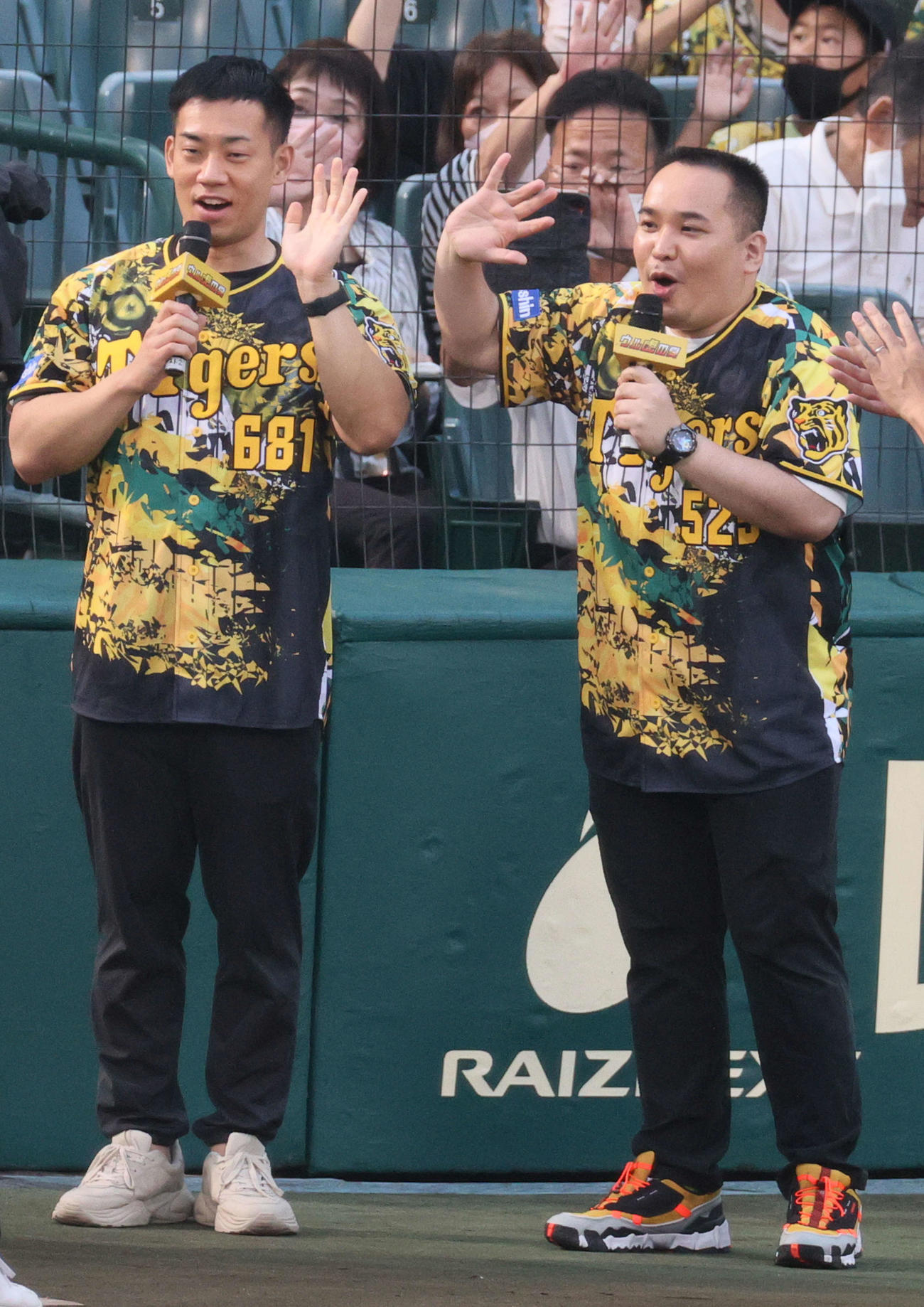 阪神対巨人　グラウンドに登場し、球場を盛り上げるミルクボーイの駒場（左）と内海（2022年7月14日撮影）