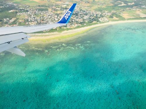 飛行機の「K（キング）席」から眺めるロッテキャンプ地の石垣島（撮影・金子真仁）