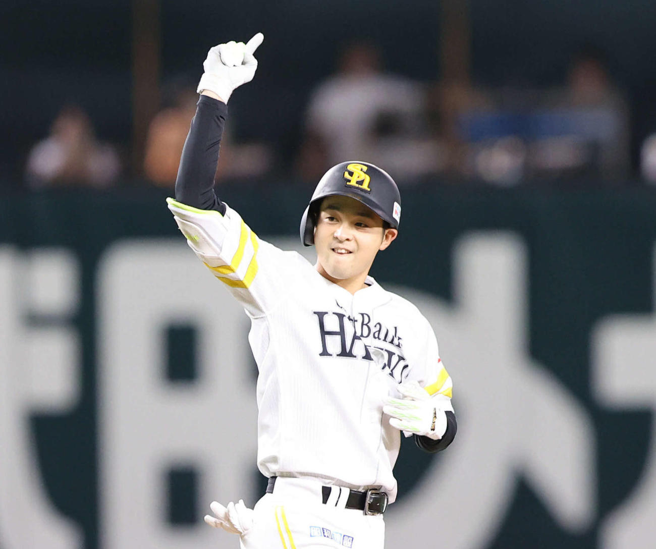 3回裏ソフトバンク2死二塁、川瀬は左越え先制適時二塁打を放ちポーズを決める（撮影・梅根麻紀）