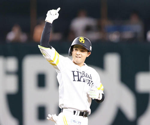 3回裏ソフトバンク2死二塁、川瀬は左越え先制適時二塁打を放ちポーズを決める（撮影・梅根麻紀）