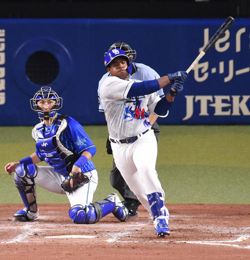 中日対DeNA 4回裏中日1死二、三塁、左前適時打を放つレビーラ（右）（2022年8月7日撮影）
