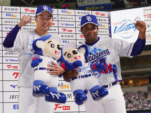中日対DeNA　ヒーローインタビューを終えポーズを決める中日高橋宏（左）とレビーラ（右）（2022年8月7日撮影）