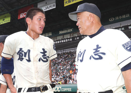 18年8月、夏の甲子園で初戦を突破し、試合後言葉を交わす創志学園・西純矢（左）と長沢監督