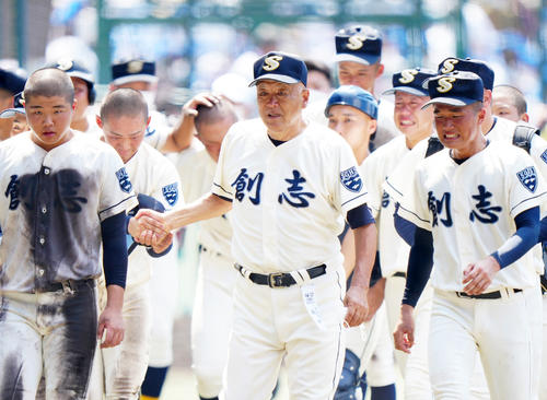 創志学園対八戸学院光星　八戸学院光星に敗れ、選手たちと引き揚げる創志学園・長沢監督（中央）（撮影・江口和貴）