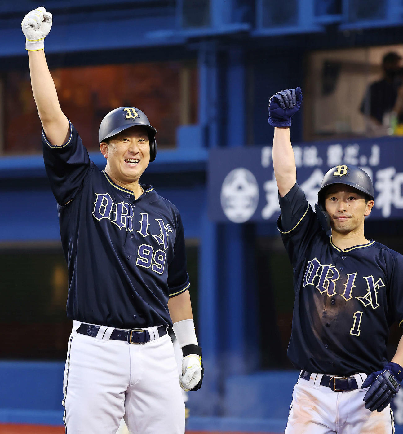 6月1日のDeNA戦、2点本塁打を放ち昇天ポーズを決めるオリックス杉本裕太郎（左）と福田周平