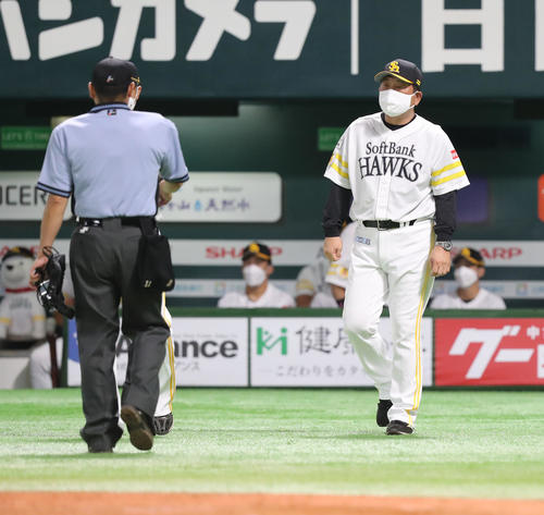 ソフトバンク対オリックス　5回表オリックス1死、投手の交代を告げる藤本博史監督（撮影・屋方直哉