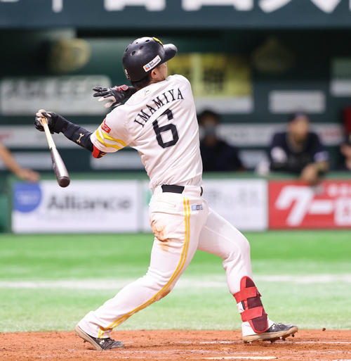 8月14日、オリックス戦で左越え本塁打を放つ今宮健太