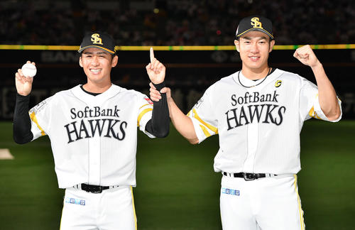 ソフトバンク対日本ハム　今季初勝利を挙げた板東（左）は、勝利球を手に柳田と笑顔でポーズを決める（撮影・岩下翔太）