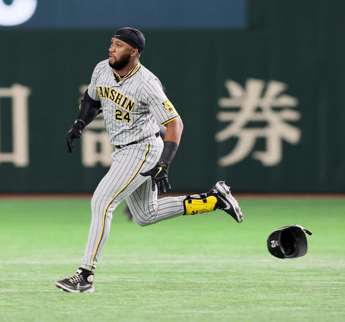 守りも走塁も常に全力、左二塁打で、ヘルメットを飛ばして二塁に向かうロハス（2022年8月19日撮影）